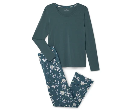 Pyjama vert à manches longues avec pantalon à fleurs.