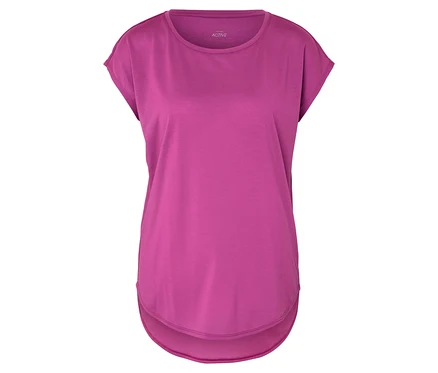Un t-shirt de sport rose posé sur un fond blanc.