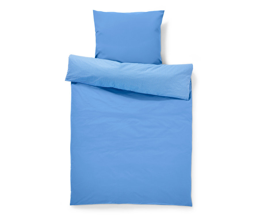 Parure de lit en renforcé bleu taille normale avec bordure rayée et oreiller.