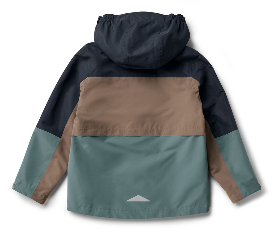 Vue détaillée de l'arrière d'une veste enfant pour tous les temps, de couleur bleu foncé, marron et vert.