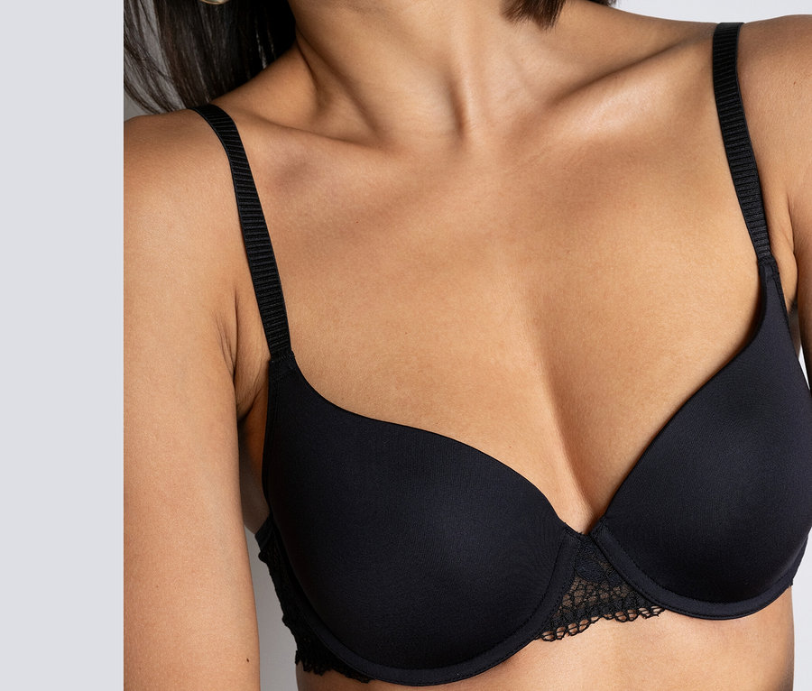 Haut du corps d'une femme portant un soutien-gorge « Nina » Passionata noir.