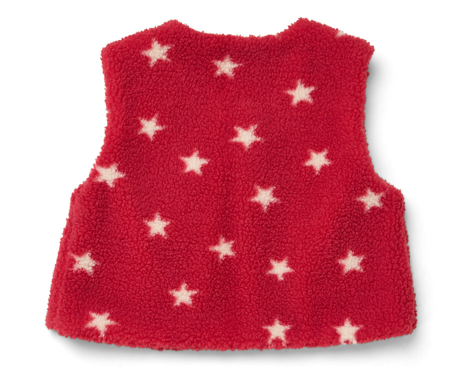 Gilet rouge duveteux avec des étoiles blanches.