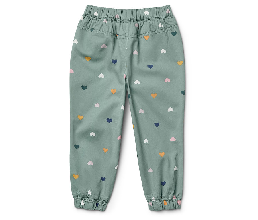 Pantalon vert avec motif de cœurs.