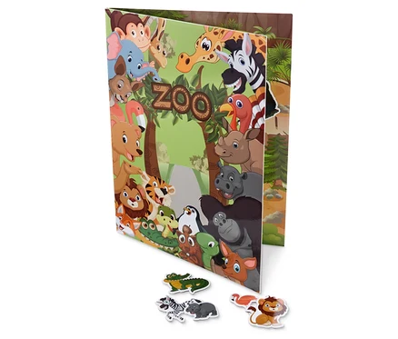 Un livre de jeu magnétique ouvert avec un motif de zoo et quelques aimants d'animaux situés devant.