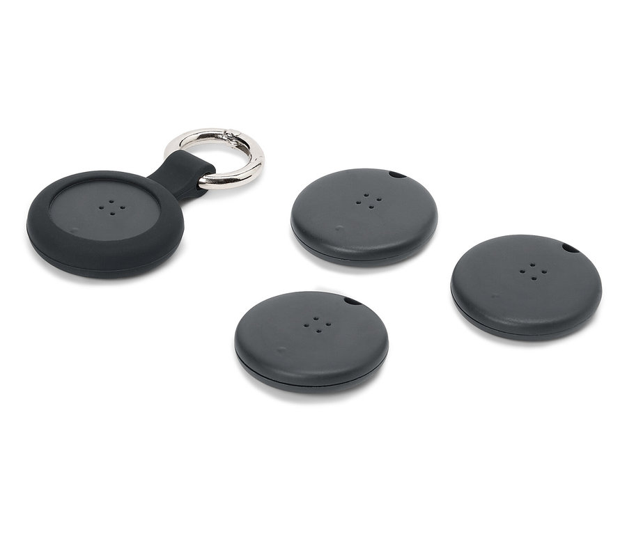 Quatre porte-clés de localisation noirs, dont un avec un anneau, sur fond blanc.