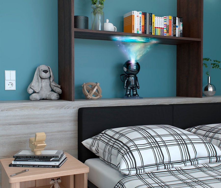 Table de chevet avec des livres, un jouet et un lit avec des draps à carreaux.