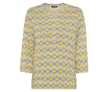 Blouse jaune à motifs géométriques.