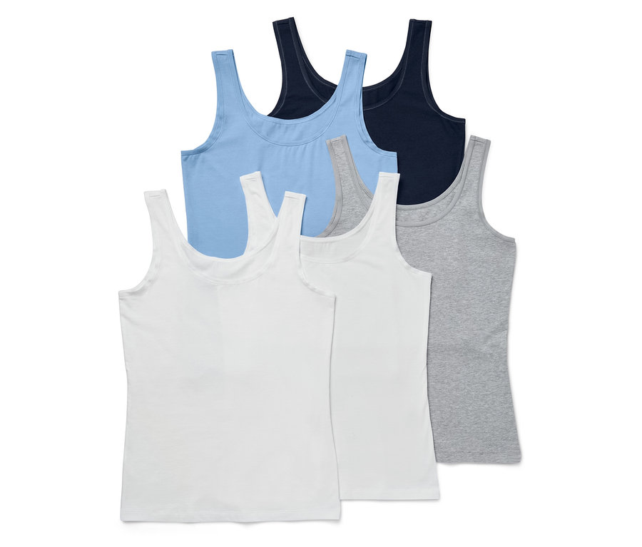 Cinq débardeurs pour femmes en blanc, gris, bleu clair et bleu foncé empilés les uns sur les autres.