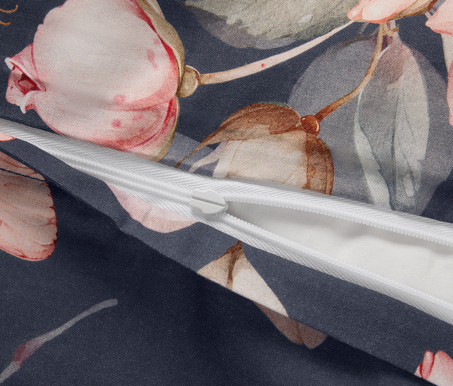 Gros plan sur une parure de lit en renforcé de taille standard avec un motif floral et une fermeture éclair.