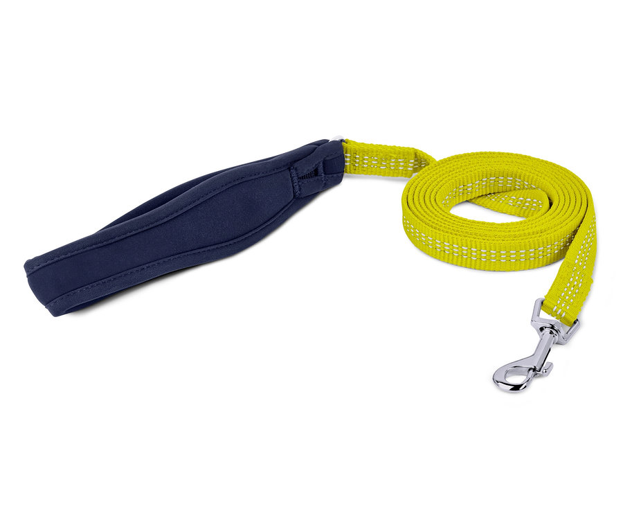 Laisse pour chien jaune avec une poignée bleue sur un fond blanc.