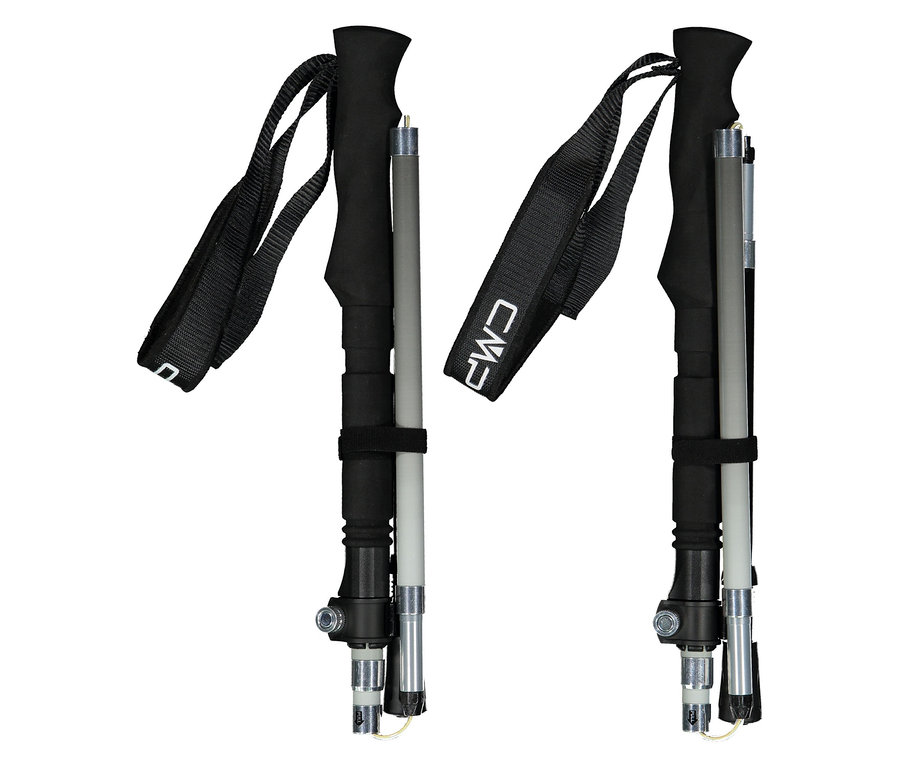 Deux bâtons de randonnée noirs et gris avec l'inscription CMP debout sur un fond blanc.