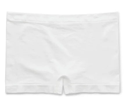 Un shorty blanc est posé à plat sur une surface blanche.