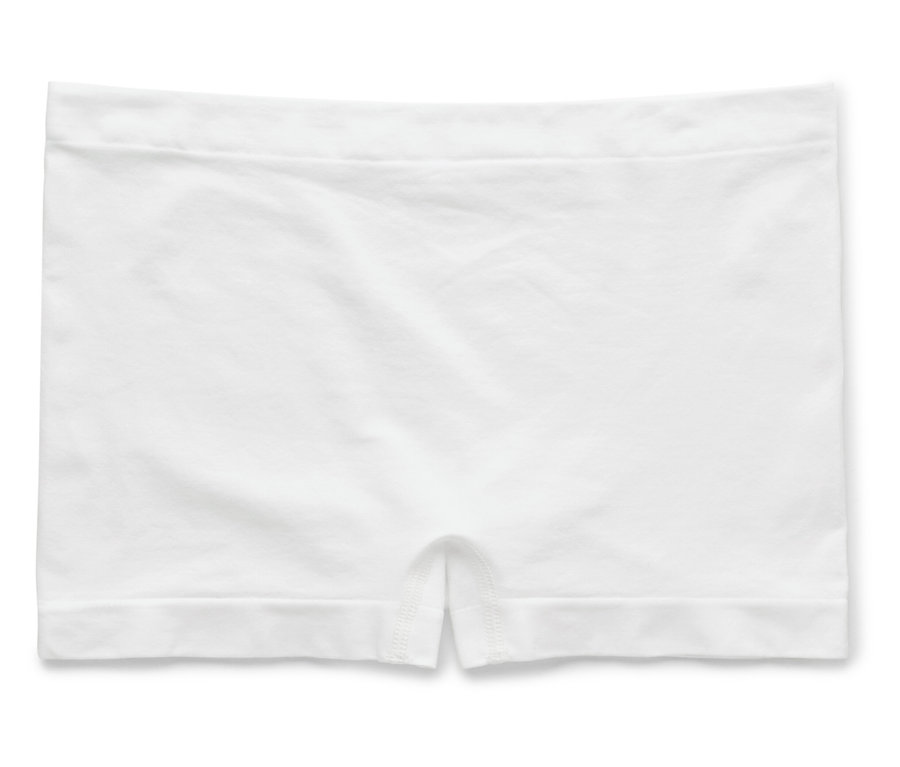 Un shorty blanc est posé à plat sur une surface blanche.