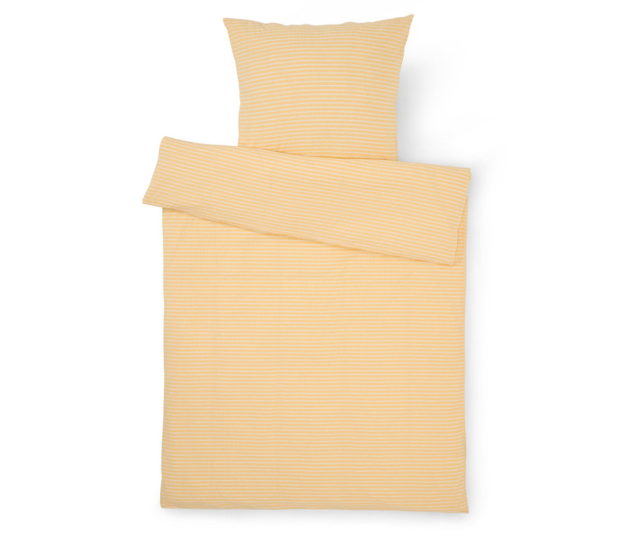Vue de dessus d'une parure de lit jaune à rayures blanches, comprenant une taie d'oreiller, une housse de couette et une housse supplémentaire.