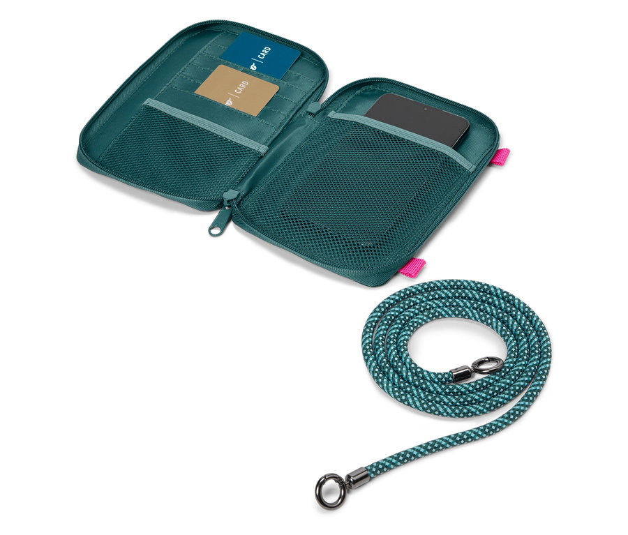 Pochette de téléphone ouverte vert foncé avec deux cartes, un smartphone et un cordon tressé bleu-vert.