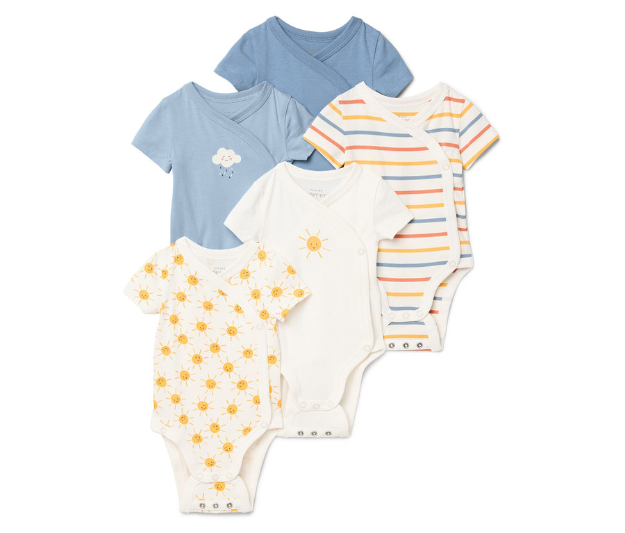 Cinq bodies pour bébé à manches courtes sont superposés, différents motifs : bleu uni, bleu avec nuage, rayé, blanc avec soleil et blanc avec motif de soleil.