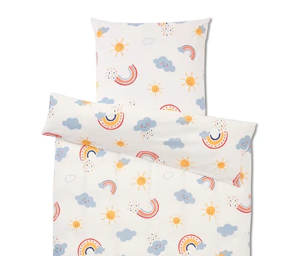 Ensemble de literie avec un motif répété d'arcs-en-ciel, de nuages et de soleils sur fond blanc.