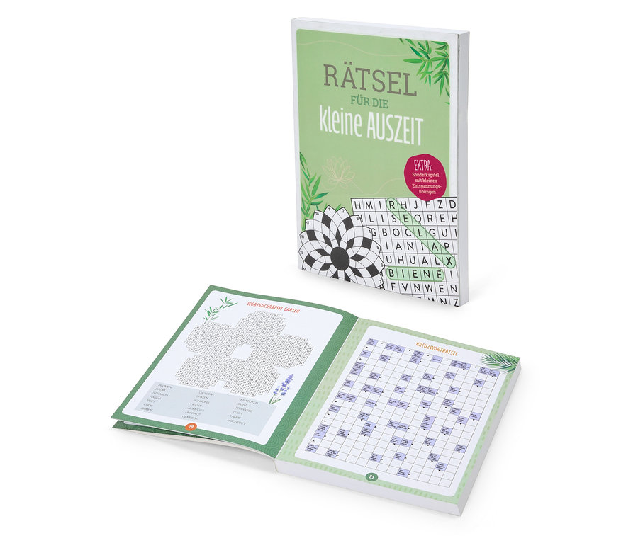Livre ouvert « Rätsel für die kleine Auszeit » avec des mots croisés et des jeux de recherche de mots.