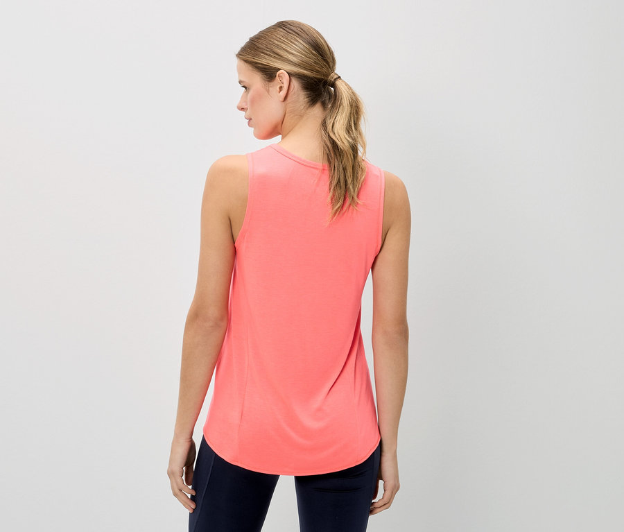 Vue arrière d'une femme blonde portant un débardeur corail et un legging bleu marine.