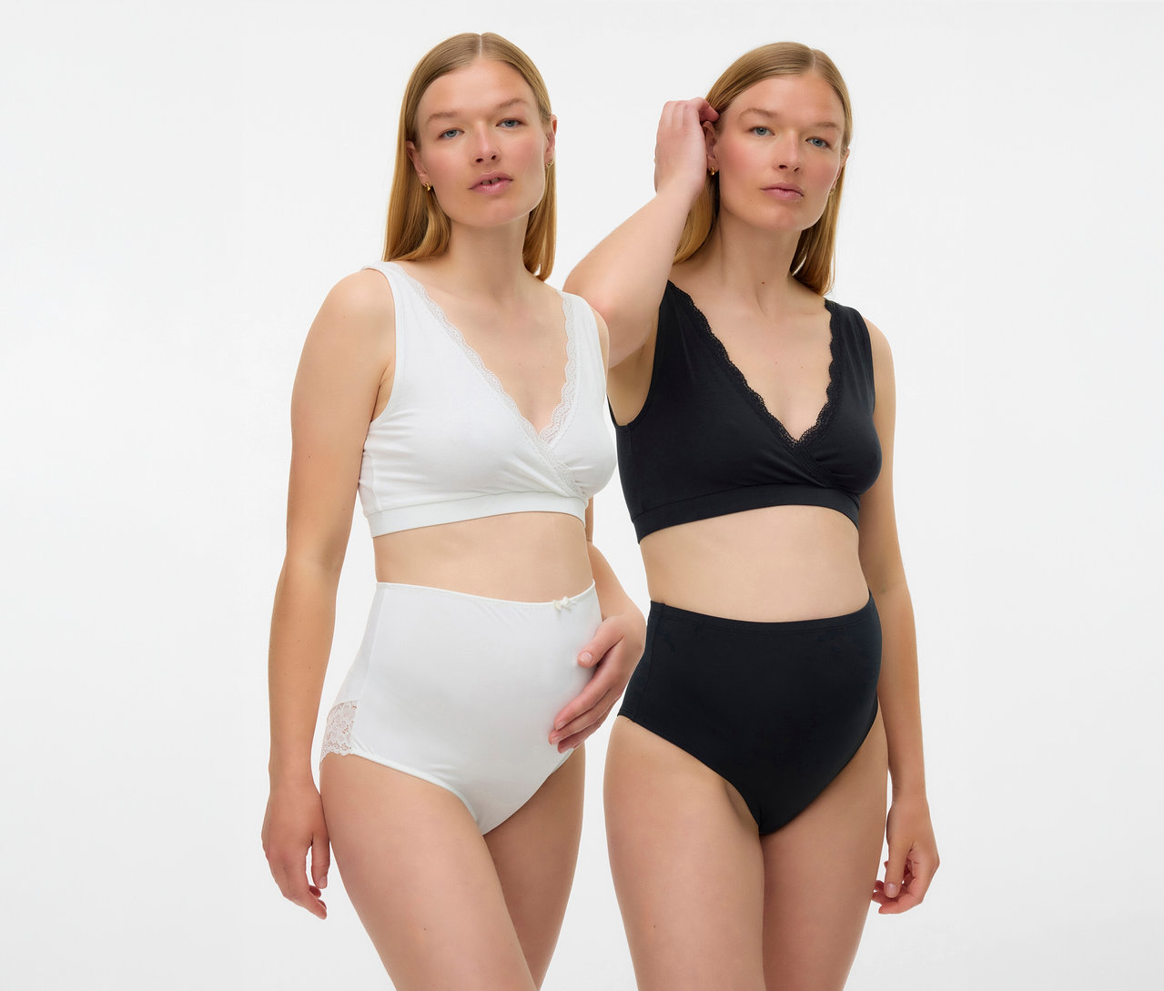 Deux femmes portant un lot de 2 soutiens-gorge de grossesse et d’allaitement MAMALICIOUS «
MLHELENA
» noirs et blancs avec des culottes taille haute assorties.