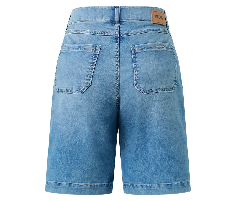 Vue arrière d'un bermuda en jean bleu clair avec deux poches arrière et une étiquette marron à la taille.
