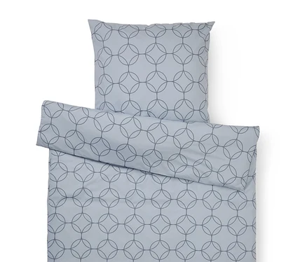 Linge de lit bleu clair avec motif de cercles gris, comprenant une taie d'oreiller et une housse de couette.
