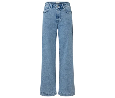 Un jean bleu clair à jambes larges est posé sur un fond blanc.