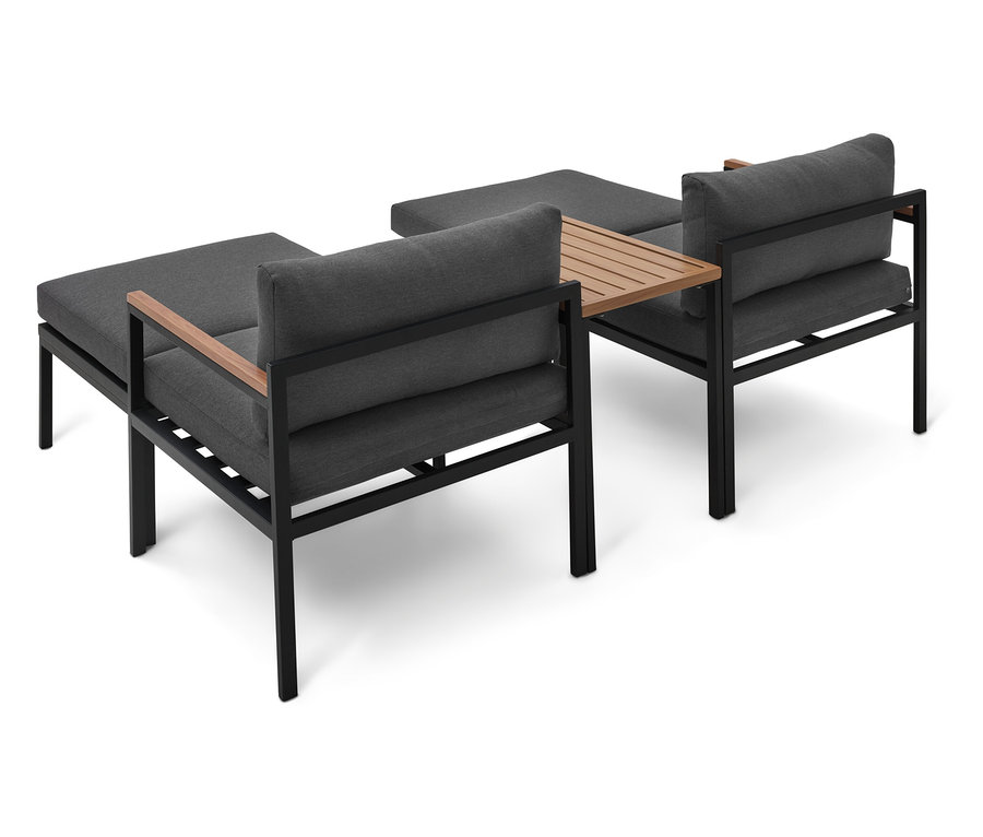 Deux fauteuils gris avec des cadres en métal noir et des accoudoirs en bois se tiennent sur un fond blanc.