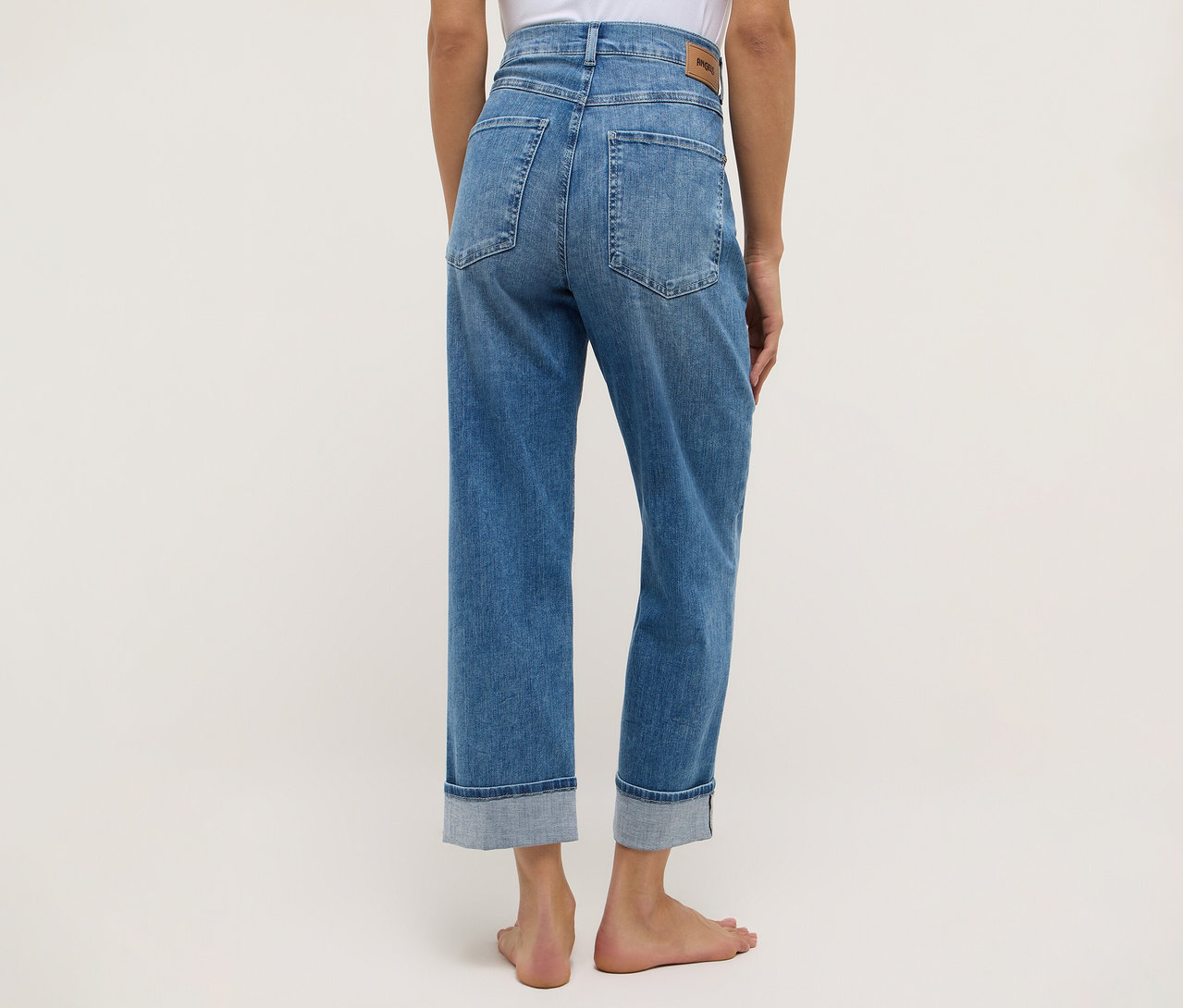 Vue arrière d'une femme portant un denim Angels « Liberta ».