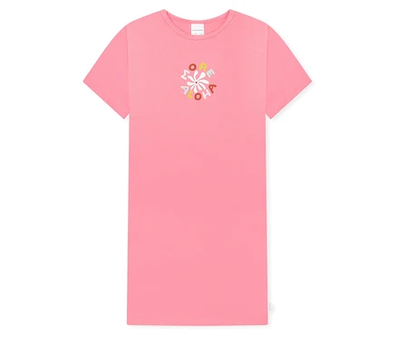 Une robe t-shirt rose avec un motif coloré "More Aloha" au centre.