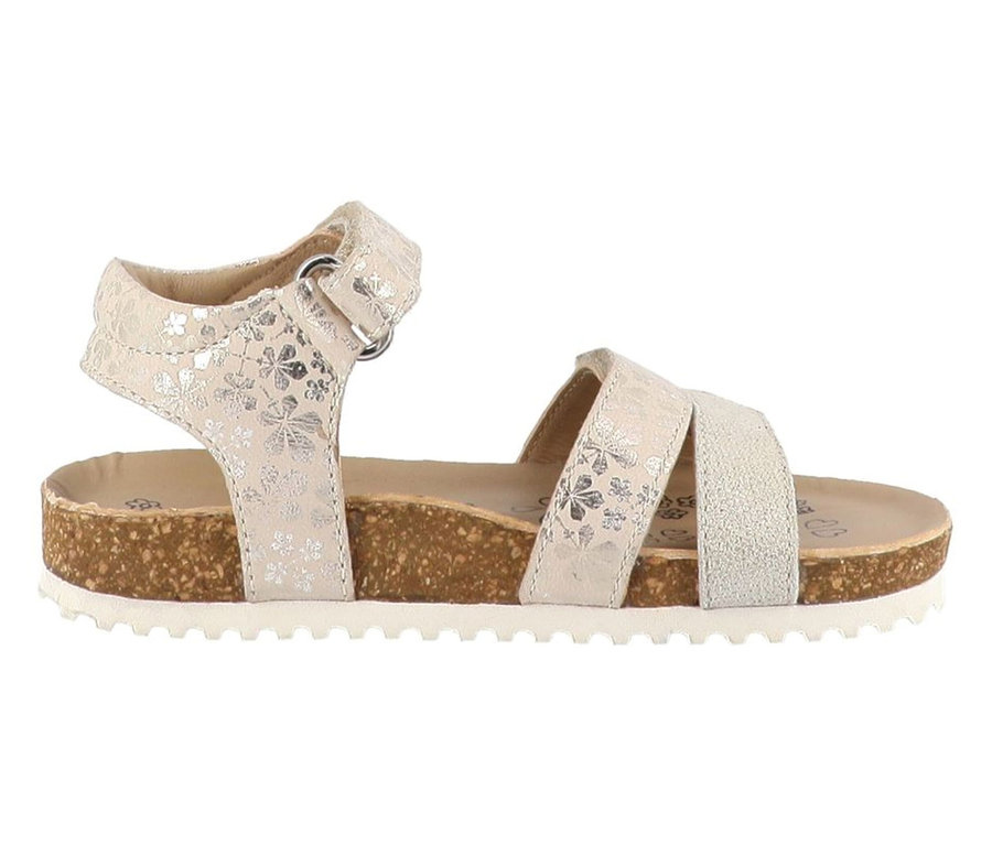 Une sandale pour fille « Beo » de LURCHI, de couleur beige clair avec des motifs floraux argentés, est montrée de côté. Elle présente deux brides sur le pied, une bride de cheville réglable avec boucle et velcro, une semelle intermédiaire aspect liège et une semelle extérieure blanche crantée.