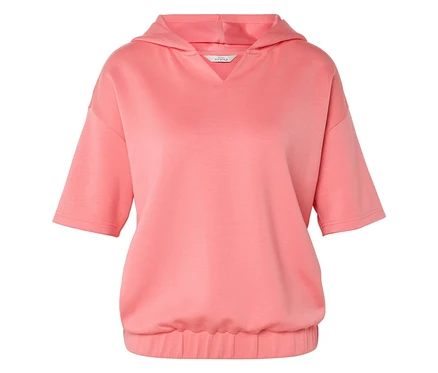 Un sweat à capuche corail à manches courtes est visible sur un fond blanc.