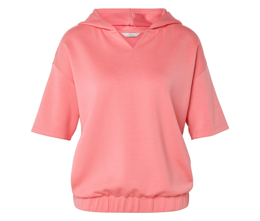 Un sweat à capuche corail à manches courtes est visible sur un fond blanc.