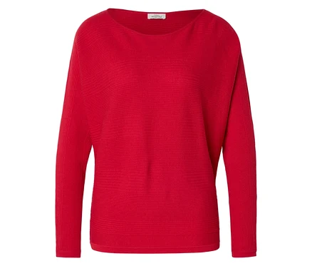 Un pull rouge côtelé à manches longues posé sur un fond blanc.