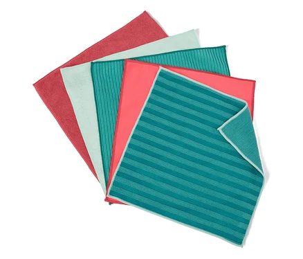 Cinq chiffons de nettoyage pliés en éventail, rouge, turquoise et bleu clair.
