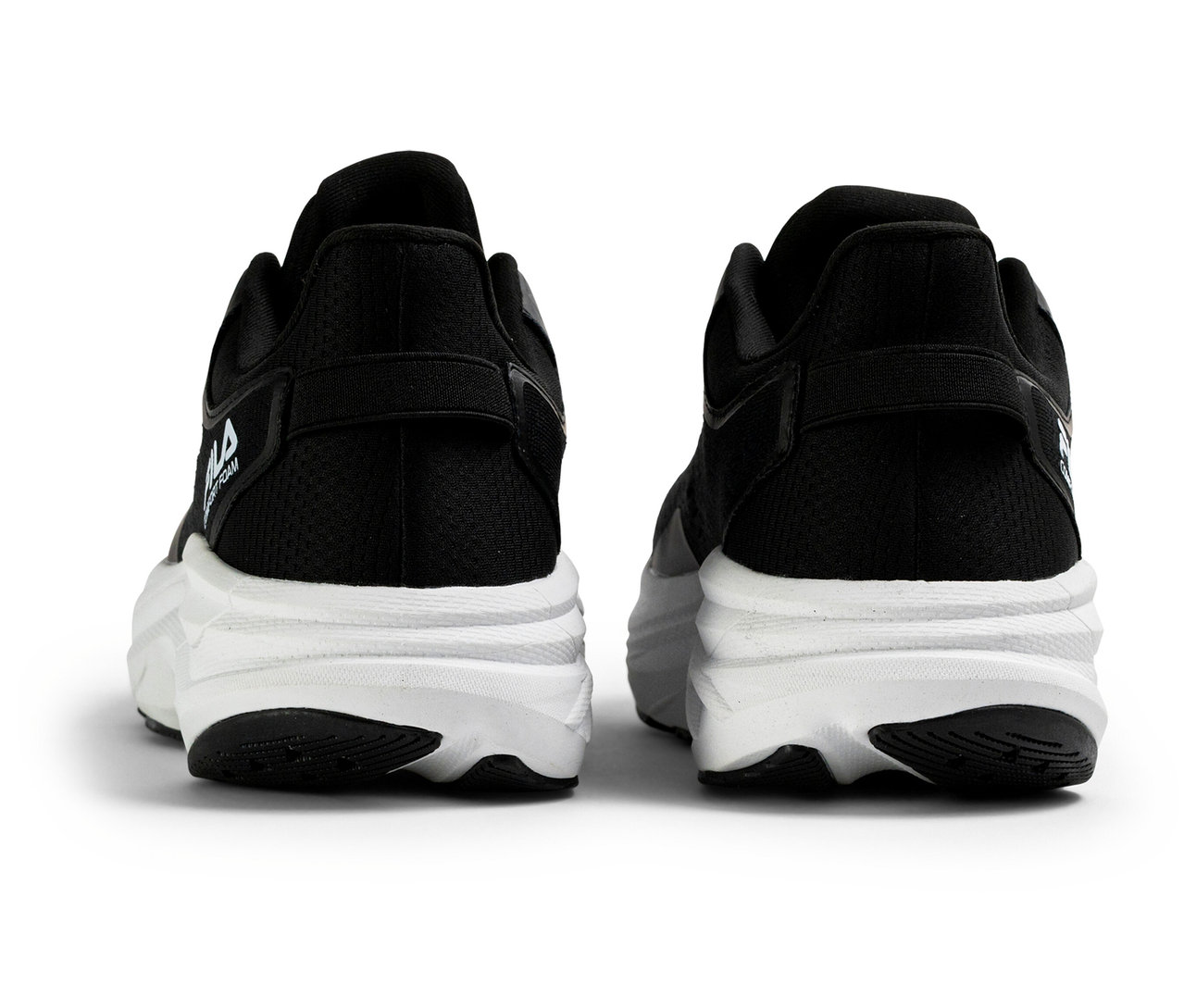 Deux sneakers pour homme FILA Retron noires et blanches sont vues de dos, avec d'épaisses semelles blanches.