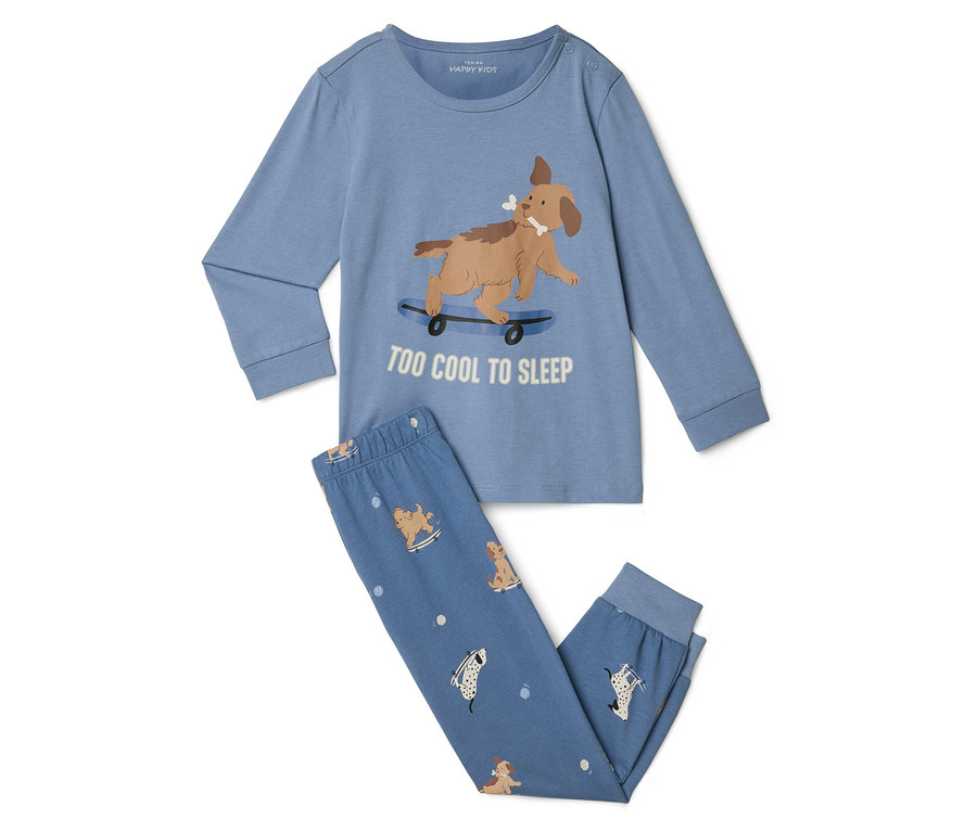 Pyjama bleu pour enfant avec un haut à manches longues et un pantalon long. Le haut présente un chien marron sur un skateboard avec un os dans la gueule et le texte 'TOO COOL TO SLEEP'. Le pantalon a un motif répété de divers chiens et de points blancs.