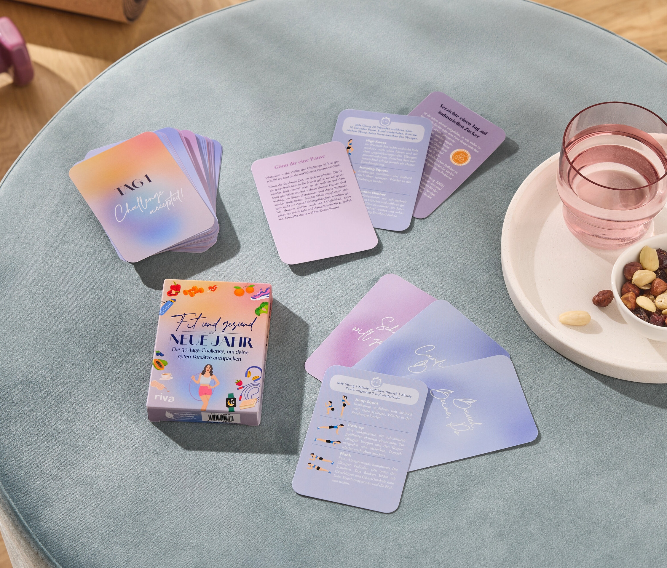 Vue de dessus d'un tabouret avec des haltères, des cartes de défi, un verre d'eau et un bol de noix.