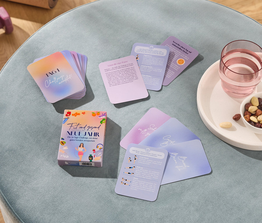 Vue de dessus d'un tabouret avec des haltères, des cartes de défi, un verre d'eau et un bol de noix.