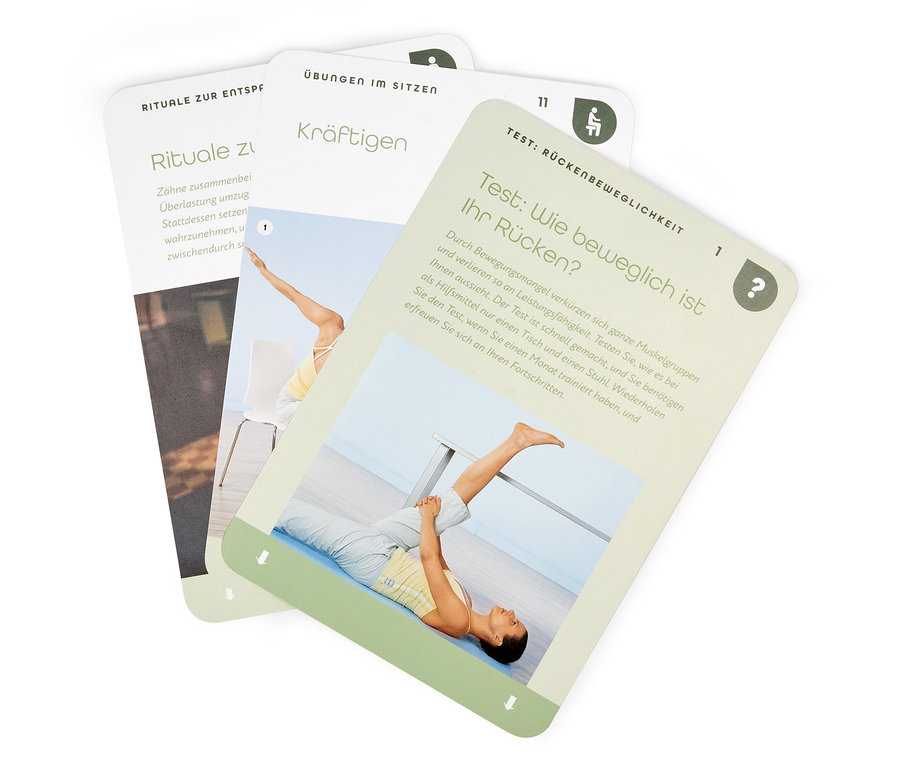 Trois cartes montrent des exercices ; une femme est allongée sur un tapis, une autre est assise sur une chaise.