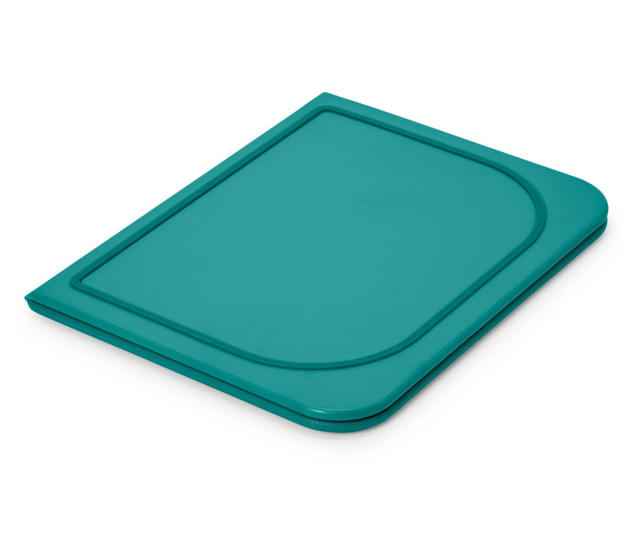 Une planche à découper turquoise est posée sur un fond blanc.