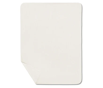 Une couverture rectangulaire de couleur crème est placée sur un fond blanc ; un coin de la couverture est plié.