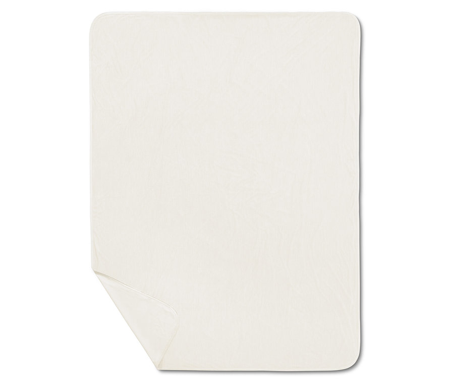 Une couverture rectangulaire de couleur crème est placée sur un fond blanc ; un coin de la couverture est plié.