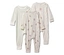Trois pyjamas pour bébés sont alignés : un rayé, un avec un motif d’ours et un uni avec un appliqué d’ours.