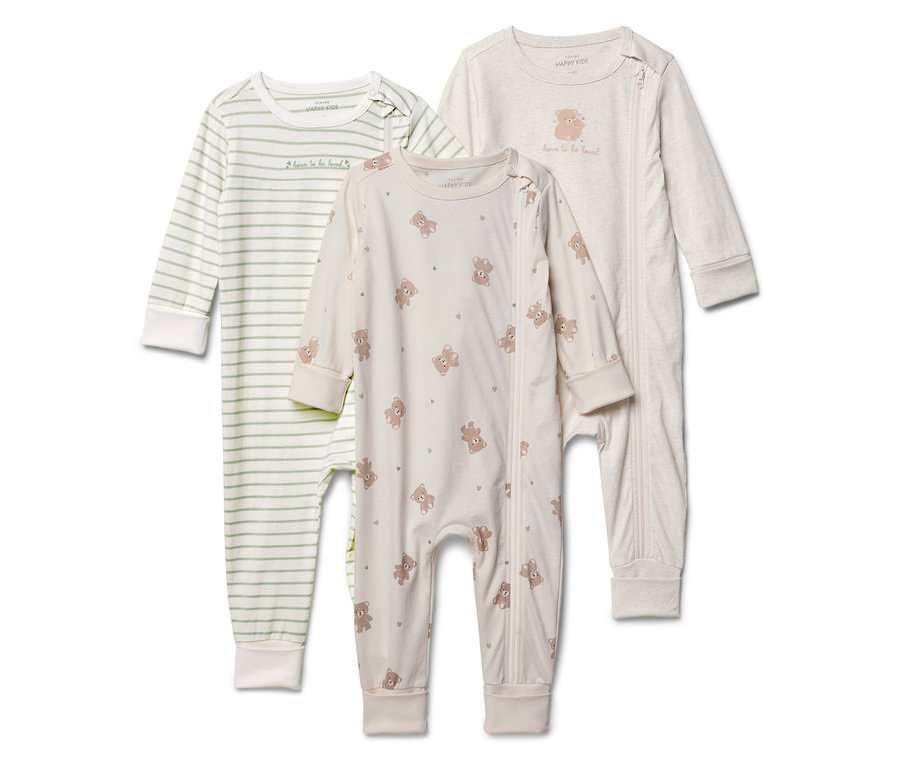 Trois pyjamas pour bébés sont alignés : un rayé, un avec un motif d’ours et un uni avec un appliqué d’ours.