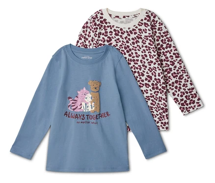 Deux t-shirts à manches longues pour enfants sont superposés, un bleu avec un motif animalier et un avec un imprimé léopard.
