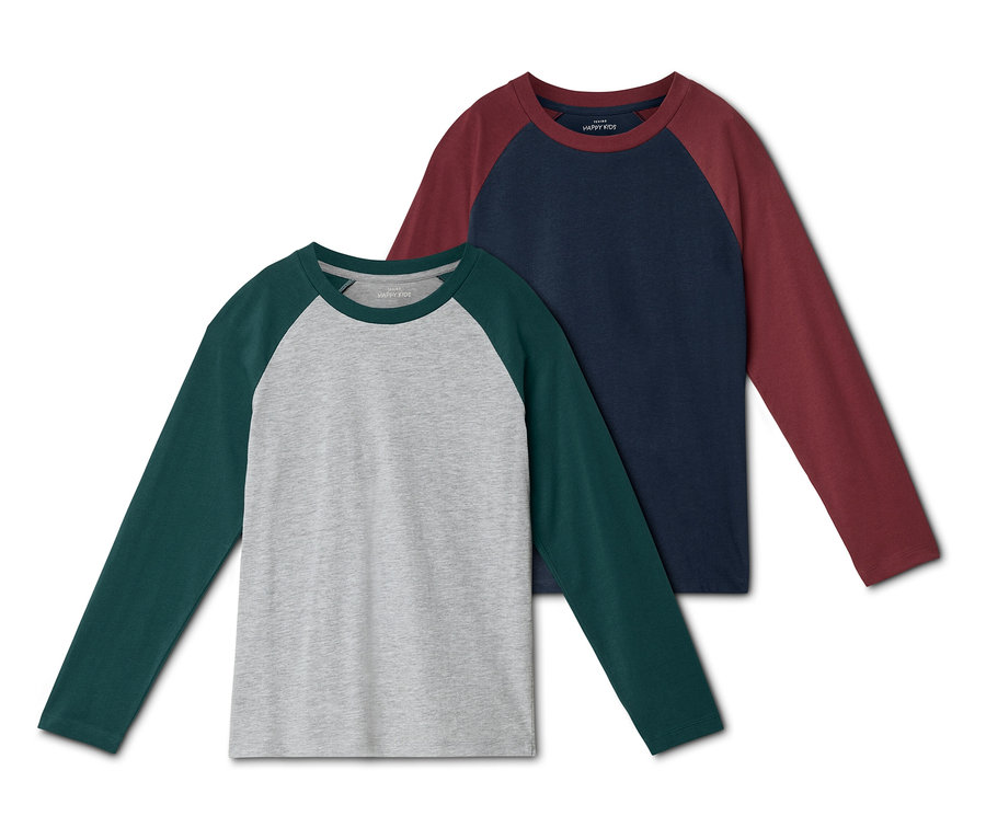 Deux t-shirts raglan à manches longues sont superposés. Le t-shirt avant est gris avec des manches vert foncé, et celui de derrière est bleu marine avec des manches bordeaux.