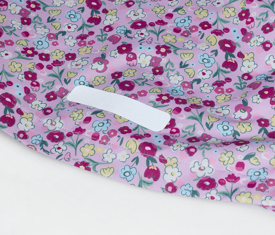 Gros plan d'un tissu à motif floral avec une étiquette blanche rectangulaire.