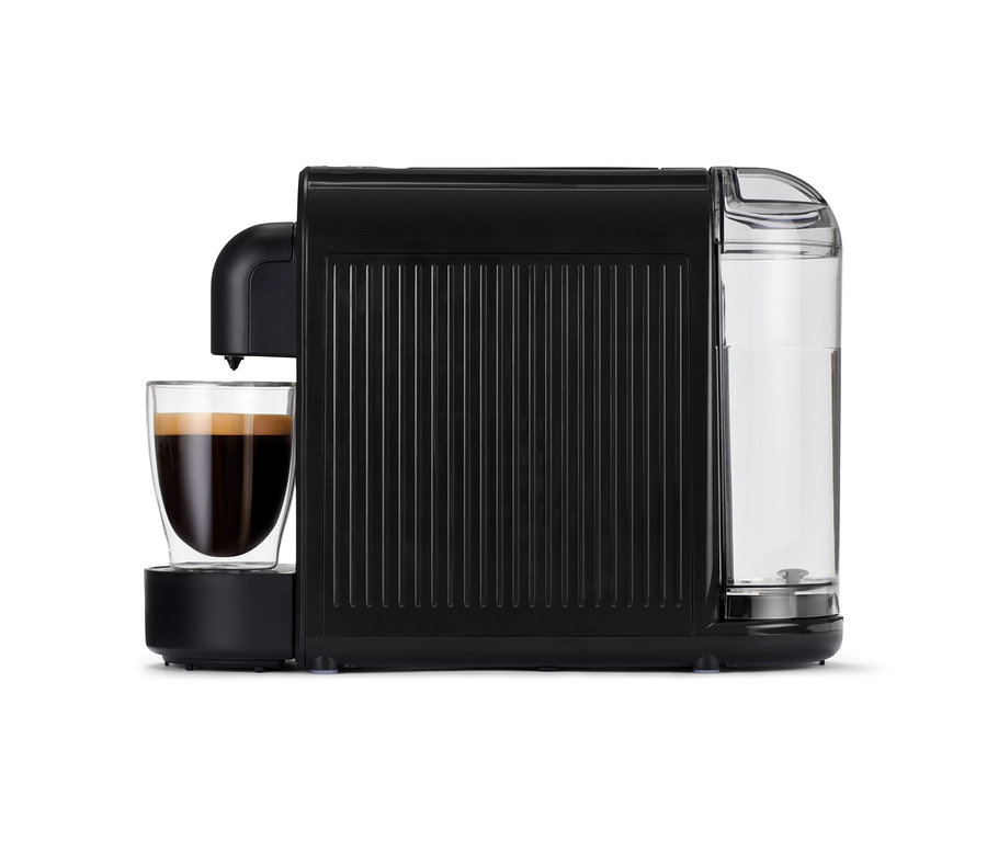 Une machine à café noire Cafissimo now black avec une tasse de café devant.