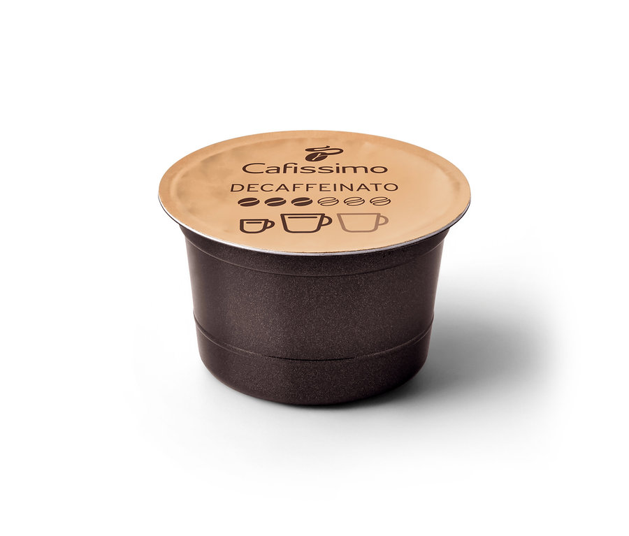 Gros plan sur une capsule de café Cafissimo Decaffeinato brune avec un couvercle beige sur un fond blanc.